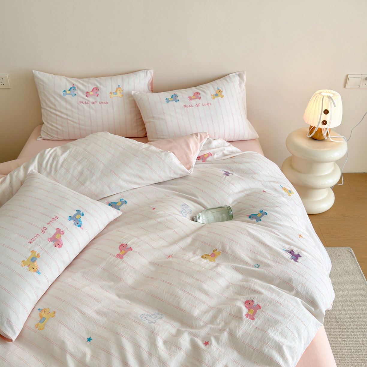 91家纺网 家纺一手货源 找家纺 优彩 2026新款全棉纯棉色织提花水洗棉刺绣四件套-以梦为马 以梦为马-粉