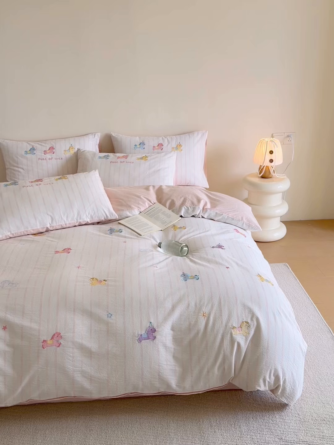 91家纺网 家纺一手货源 找家纺 （总）优彩 2026新款全棉纯棉色织提花水洗棉刺绣四件套-以梦为马