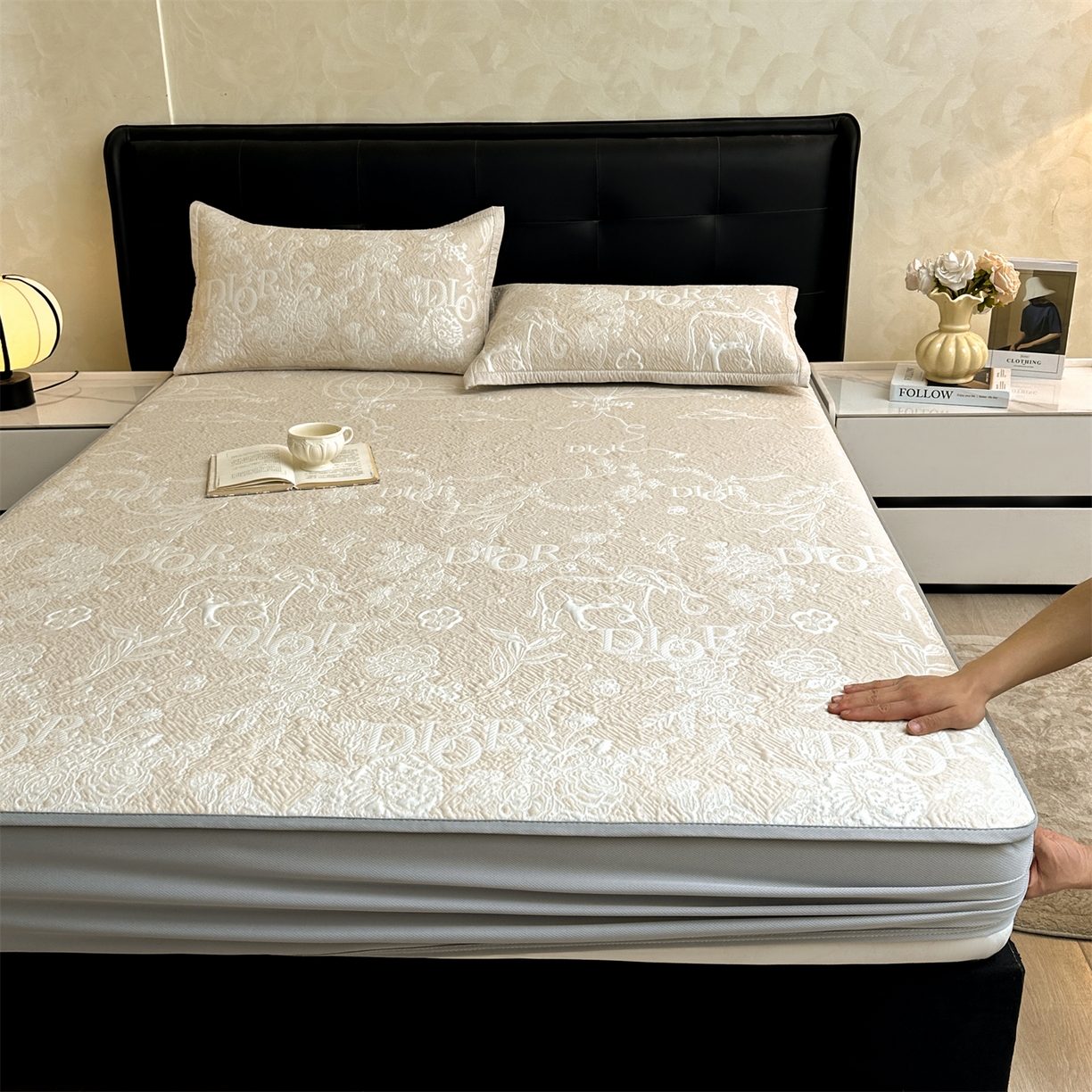 91家纺网 家纺一手货源 找家纺 慕木家纺 2026新品高端复合三明治PE乙纶双面提花610克冰豆豆凉席迪奥风系列（提供买家秀） 床笠款迪奥风-卡其