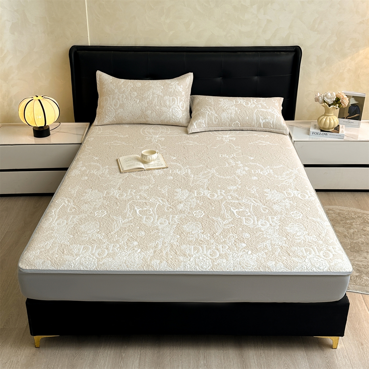 91家纺网 家纺一手货源 找家纺 慕木家纺 2026新品高端复合三明治PE乙纶双面提花610克冰豆豆凉席迪奥风系列（提供买家秀） 床笠款迪奥风-卡其