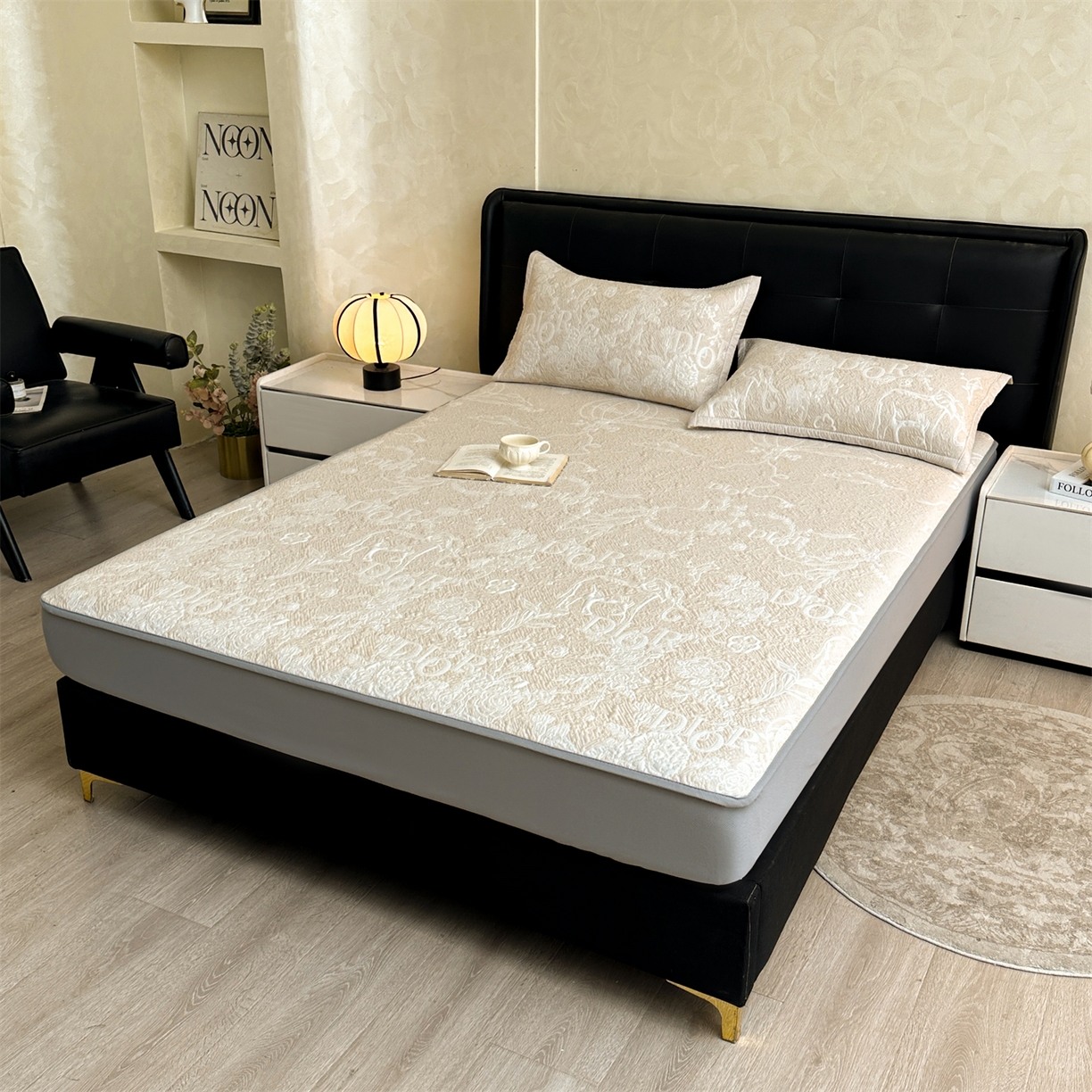 91家纺网 家纺一手货源 找家纺 慕木家纺 2026新品高端复合三明治PE乙纶双面提花610克冰豆豆凉席迪奥风系列（提供买家秀） 床笠款迪奥风-卡其