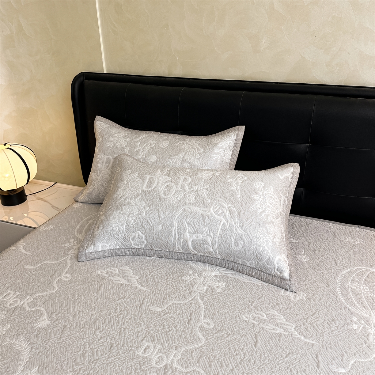 91家纺网 家纺一手货源 找家纺 慕木家纺 2026新品高端复合三明治PE乙纶双面提花610克冰豆豆凉席迪奥风系列（提供买家秀） 床笠款迪奥风-灰