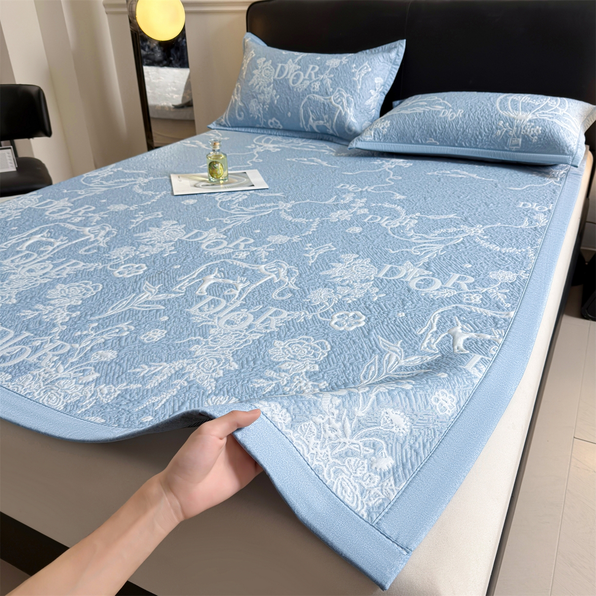 91家纺网 家纺一手货源 找家纺 慕木家纺 2026新品高端复合三明治PE乙纶双面提花610克冰豆豆凉席迪奥风系列（提供买家秀） 床席款迪奥风-蓝