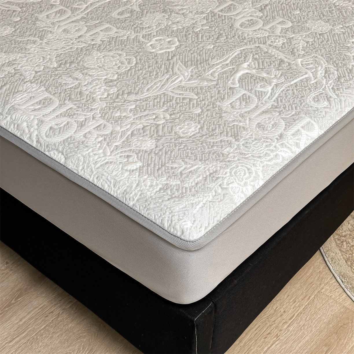 91家纺网 家纺一手货源 找家纺 慕木家纺 2026新品高端复合三明治PE乙纶双面提花610克冰豆豆凉席迪奥风系列（提供买家秀） 床笠款迪奥风-灰