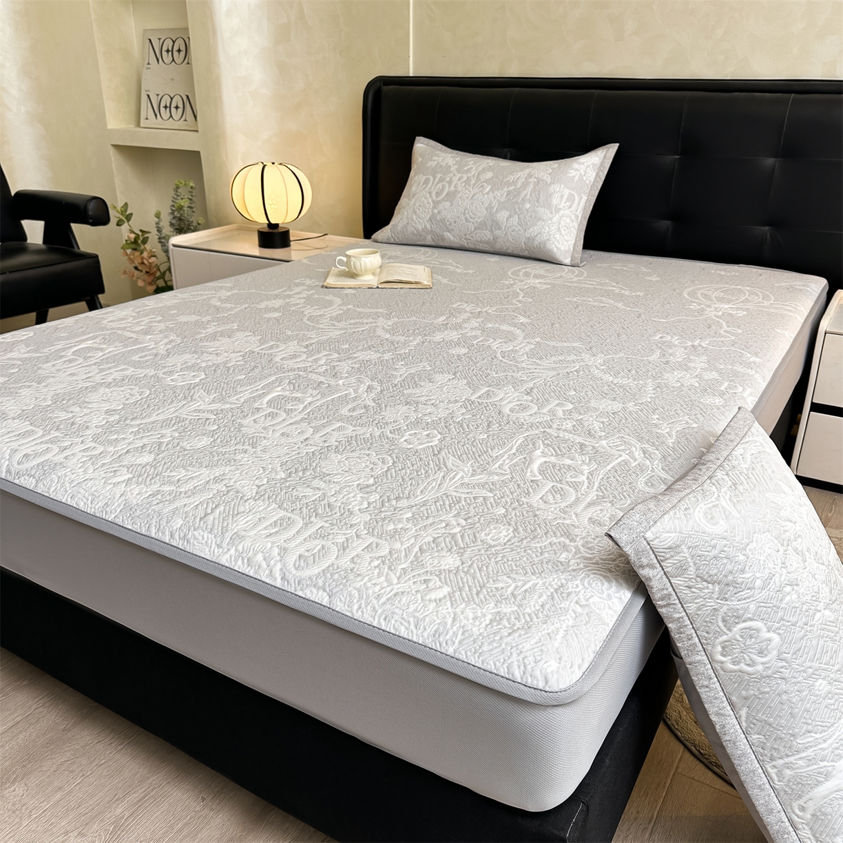 91家纺网 家纺一手货源 找家纺 慕木家纺 2026新品高端复合三明治PE乙纶双面提花610克冰豆豆凉席迪奥风系列（提供买家秀） 床笠款迪奥风-灰