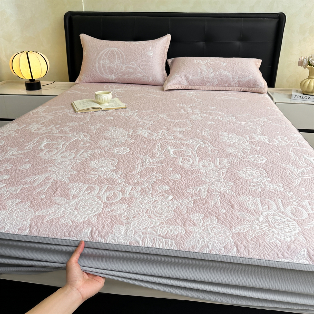 91家纺网 家纺一手货源 找家纺 慕木家纺 2026新品高端复合三明治PE乙纶双面提花610克冰豆豆凉席迪奥风系列（提供买家秀） 床笠款迪奥风-粉