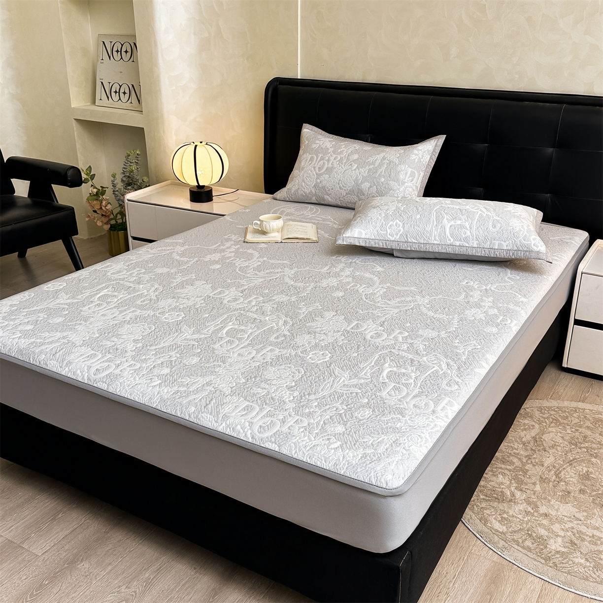 91家纺网 家纺一手货源 找家纺 慕木家纺 2026新品高端复合三明治PE乙纶双面提花610克冰豆豆凉席迪奥风系列（提供买家秀） 床笠款迪奥风-灰