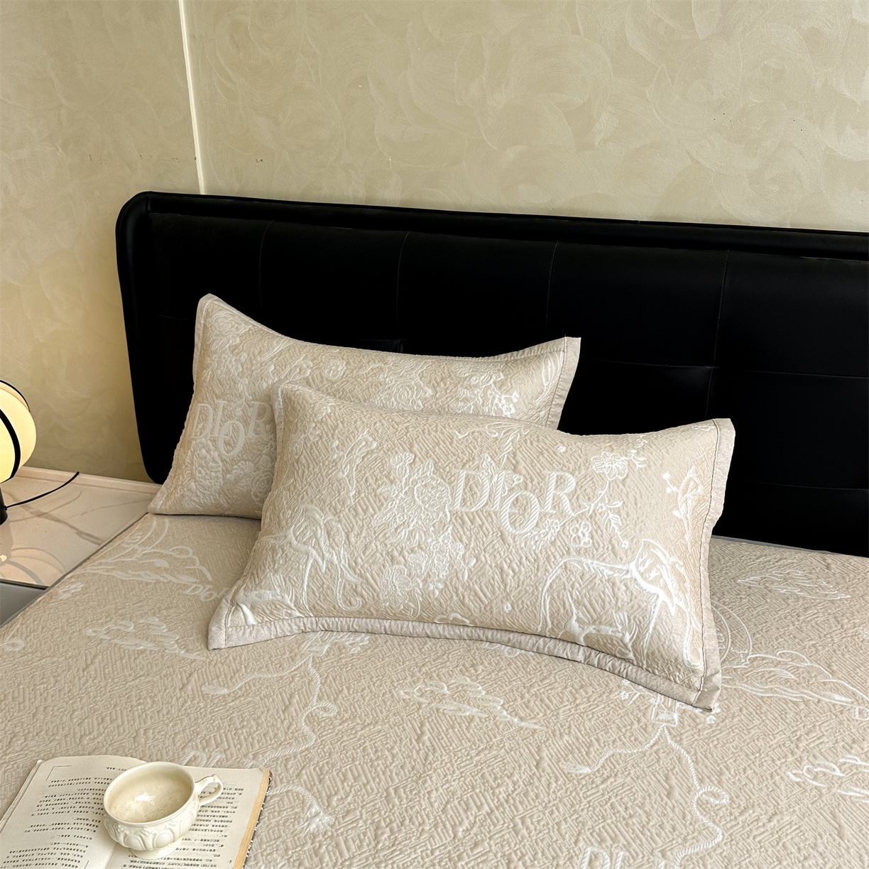 91家纺网 家纺一手货源 找家纺 慕木家纺 2026新品高端复合三明治PE乙纶双面提花610克冰豆豆凉席迪奥风系列（提供买家秀） 床笠款迪奥风-卡其