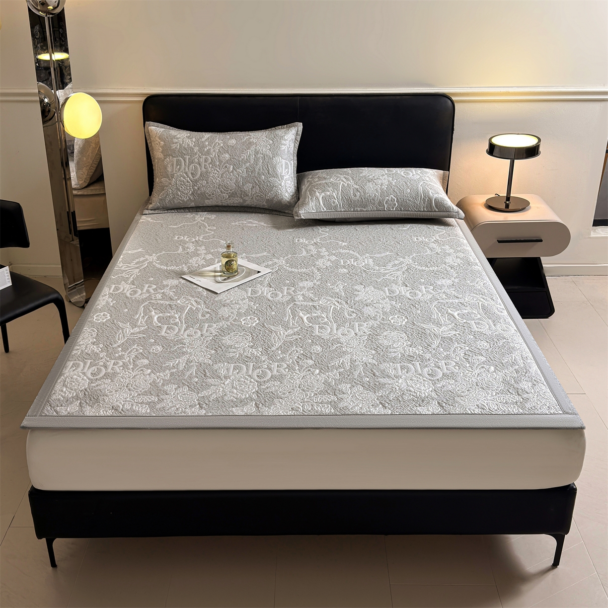 91家纺网 家纺一手货源 找家纺 慕木家纺 2026新品高端复合三明治PE乙纶双面提花610克冰豆豆凉席迪奥风系列（提供买家秀） 床席款迪奥风-灰