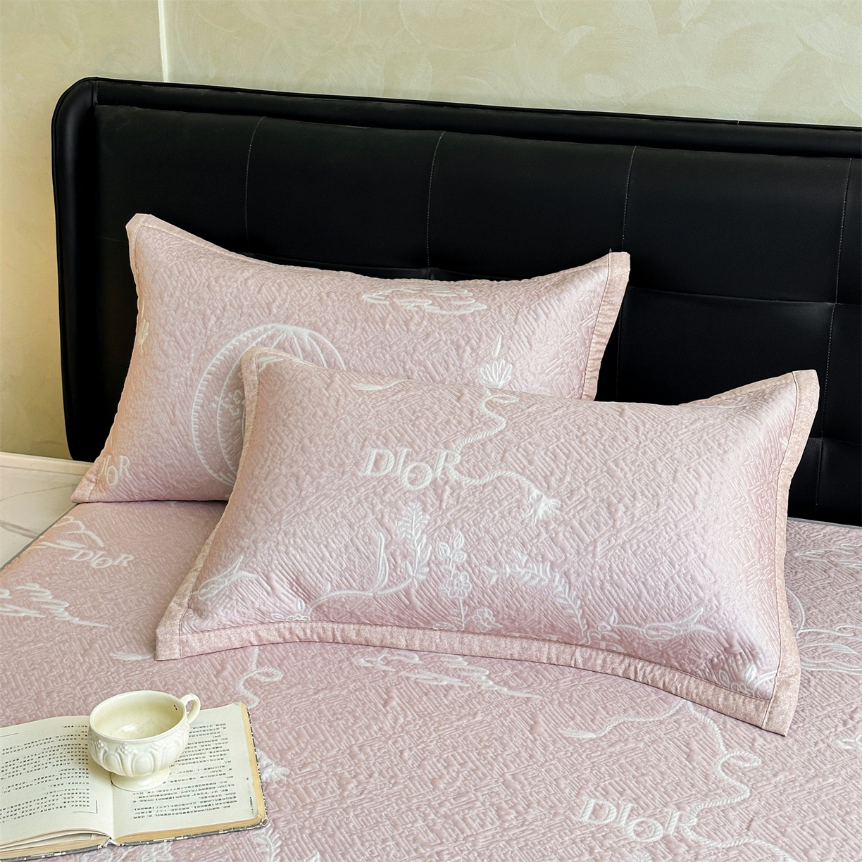 91家纺网 家纺一手货源 找家纺 慕木家纺 2026新品高端复合三明治PE乙纶双面提花610克冰豆豆凉席迪奥风系列（提供买家秀） 床笠款迪奥风-粉