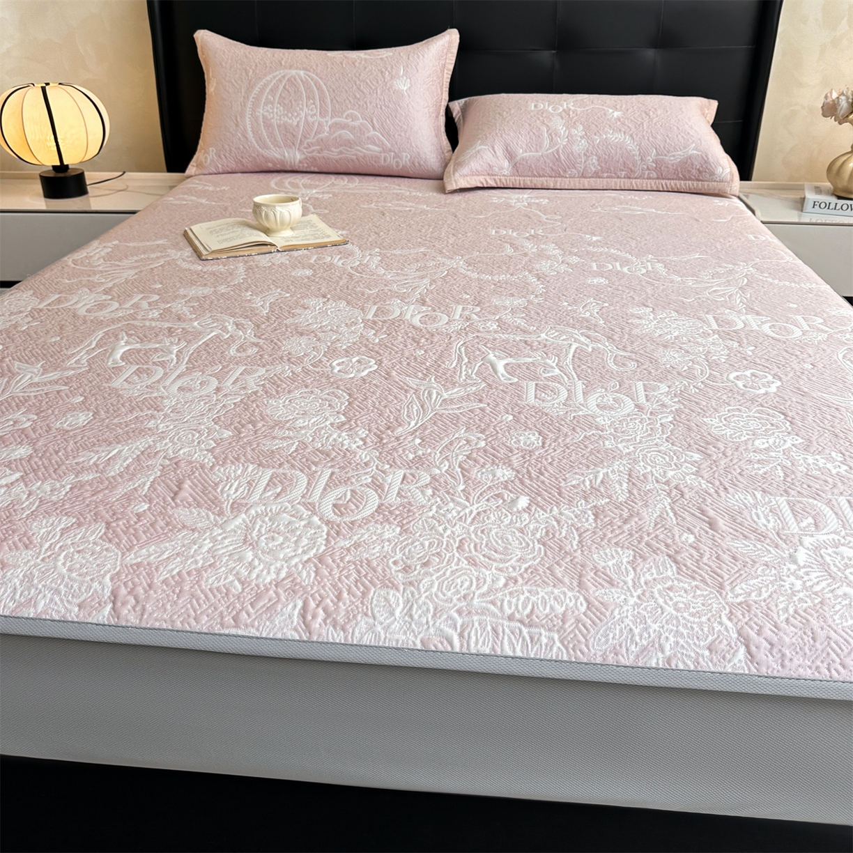 91家纺网 家纺一手货源 找家纺 慕木家纺 2026新品高端复合三明治PE乙纶双面提花610克冰豆豆凉席迪奥风系列（提供买家秀） 床笠款迪奥风-粉