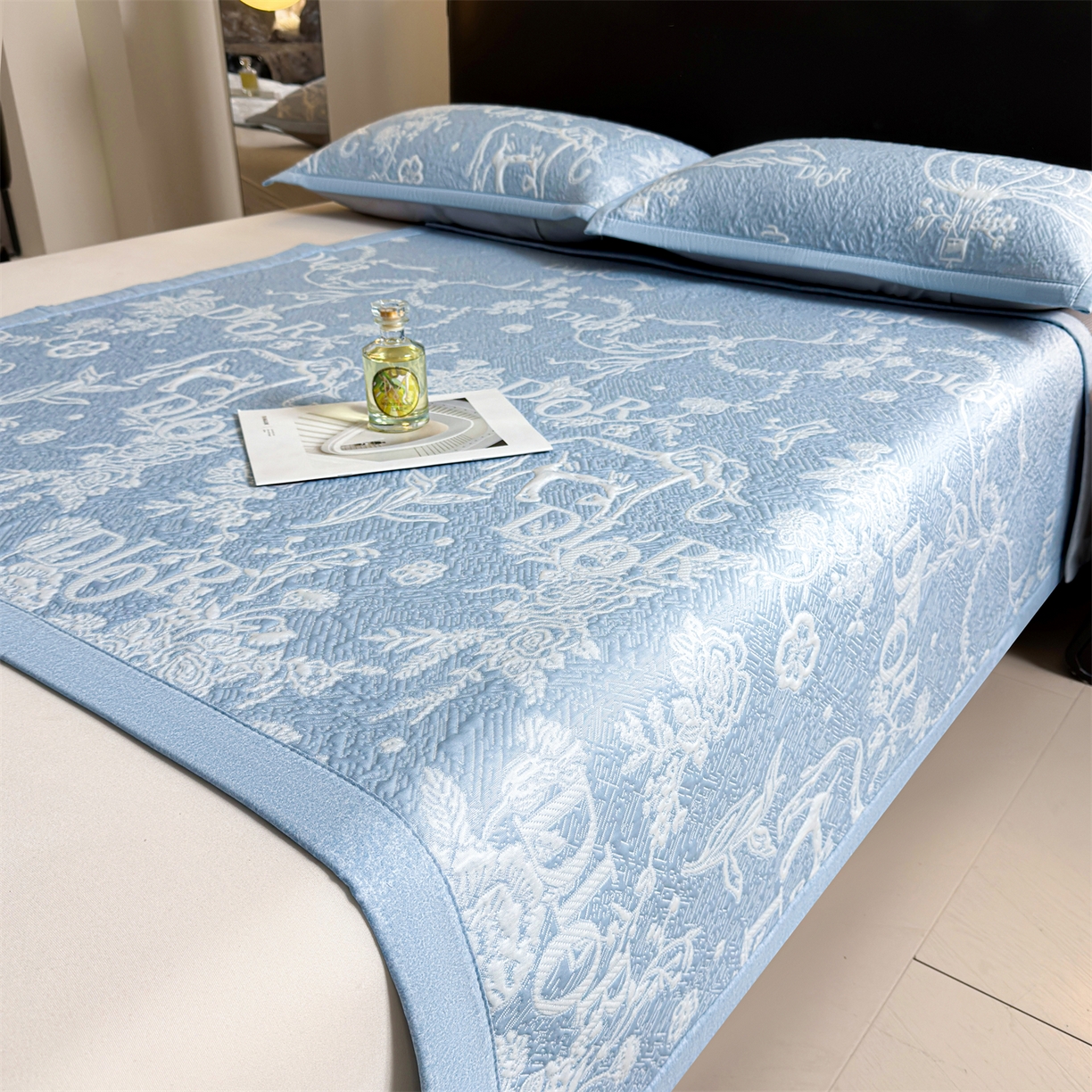 91家纺网 家纺一手货源 找家纺 慕木家纺 2026新品高端复合三明治PE乙纶双面提花610克冰豆豆凉席迪奥风系列（提供买家秀） 床席款迪奥风-蓝