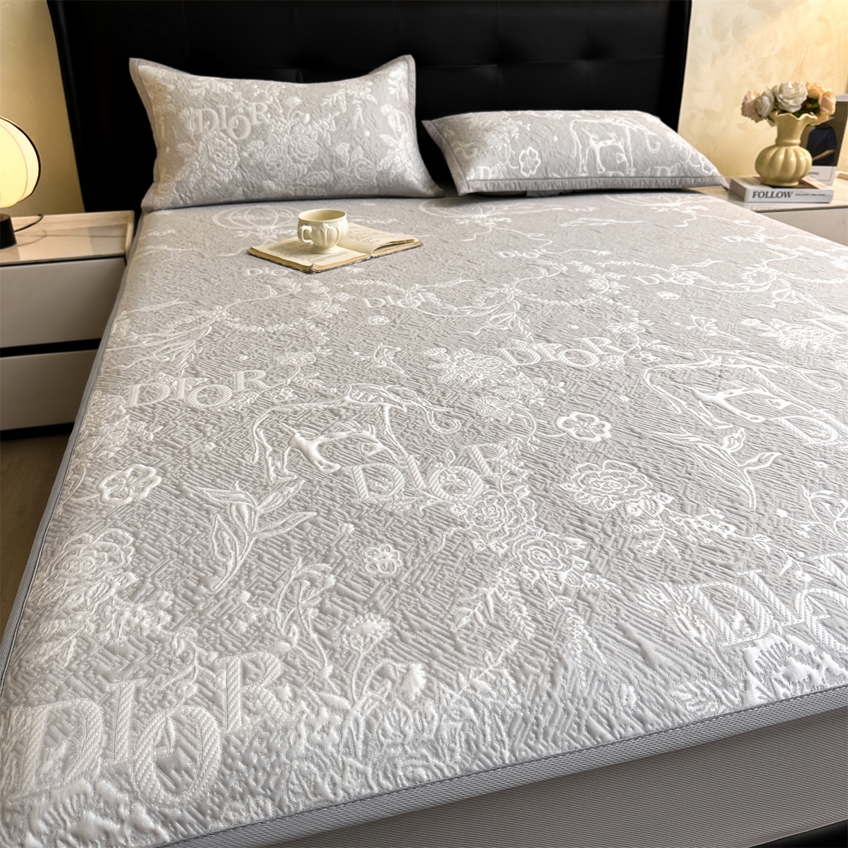 91家纺网 家纺一手货源 找家纺 慕木家纺 2026新品高端复合三明治PE乙纶双面提花610克冰豆豆凉席迪奥风系列（提供买家秀） 床笠款迪奥风-灰