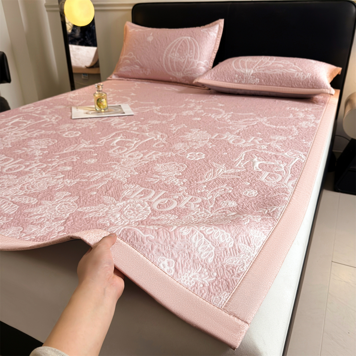 91家纺网 家纺一手货源 找家纺 慕木家纺 2026新品高端复合三明治PE乙纶双面提花610克冰豆豆凉席迪奥风系列（提供买家秀） 床席款迪奥风-粉