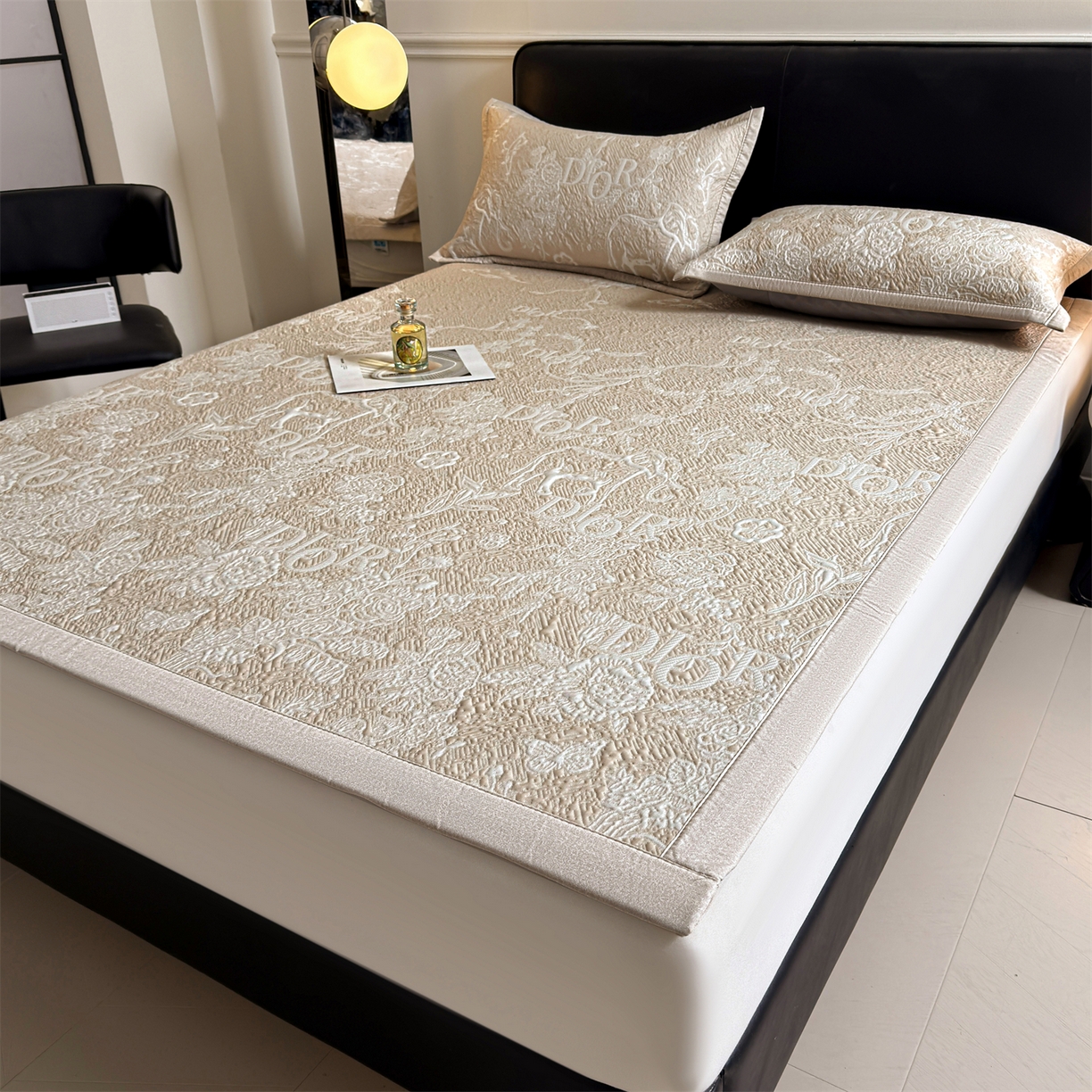 91家纺网 家纺一手货源 找家纺 慕木家纺 2026新品高端复合三明治PE乙纶双面提花610克冰豆豆凉席迪奥风系列（提供买家秀） 床席款迪奥风-卡其