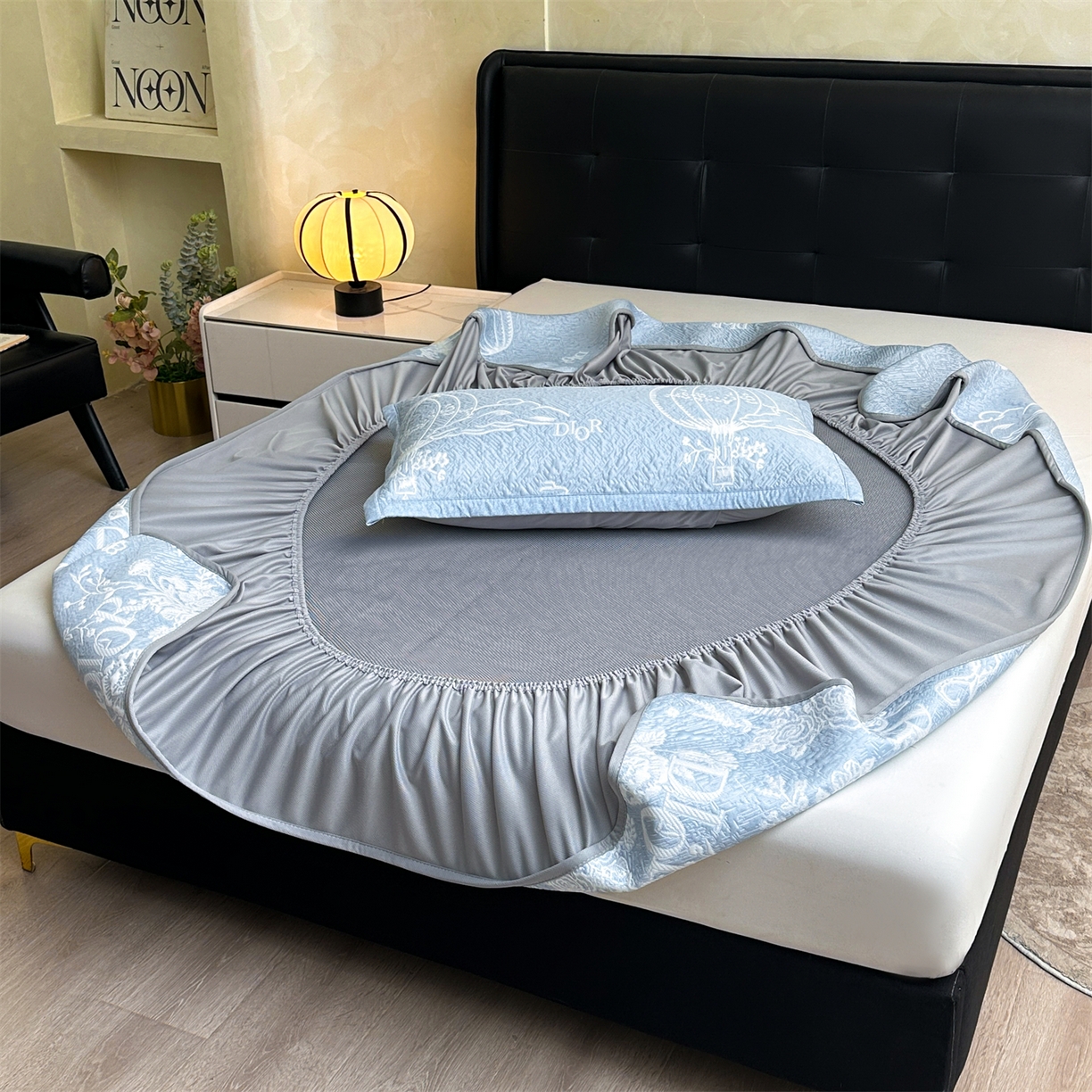 91家纺网 家纺一手货源 找家纺 慕木家纺 2026新品高端复合三明治PE乙纶双面提花610克冰豆豆凉席迪奥风系列（提供买家秀） 床笠款迪奥风-蓝