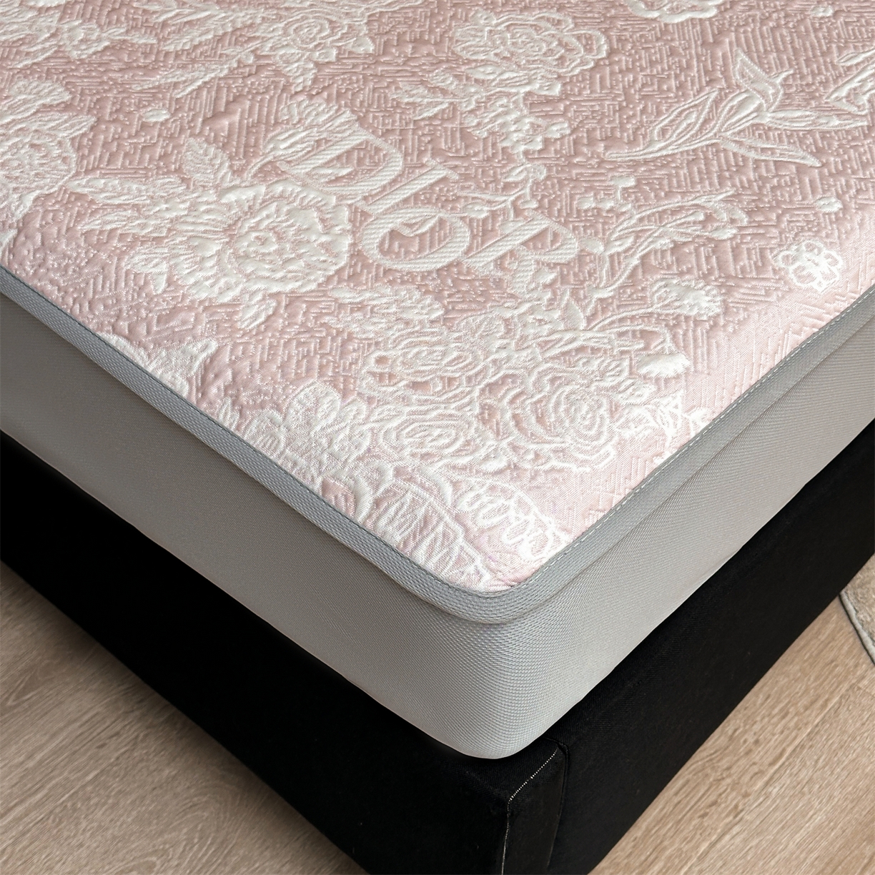 91家纺网 家纺一手货源 找家纺 慕木家纺 2026新品高端复合三明治PE乙纶双面提花610克冰豆豆凉席迪奥风系列（提供买家秀） 床笠款迪奥风-粉