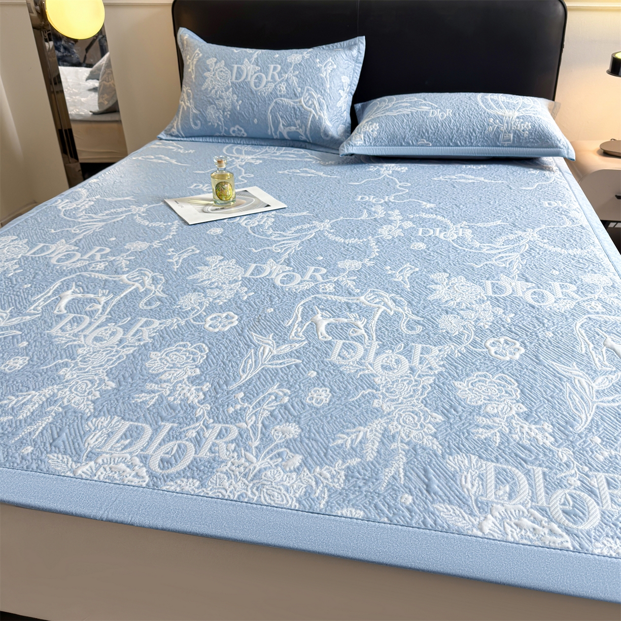 91家纺网 家纺一手货源 找家纺 慕木家纺 2026新品高端复合三明治PE乙纶双面提花610克冰豆豆凉席迪奥风系列（提供买家秀） 床席款迪奥风-蓝