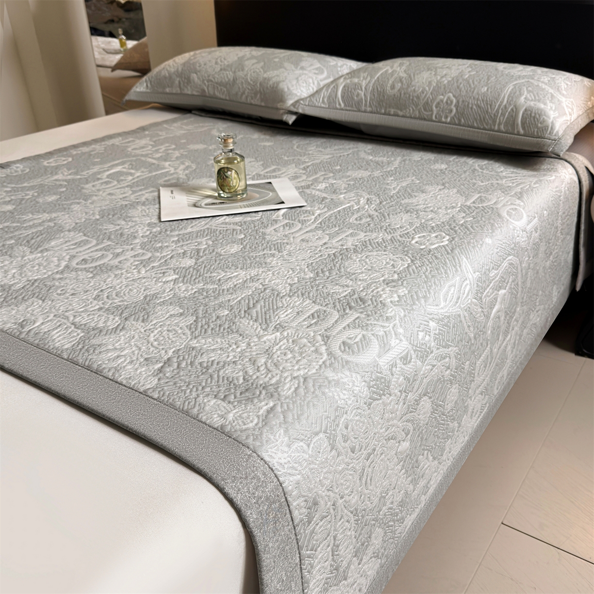 91家纺网 家纺一手货源 找家纺 慕木家纺 2026新品高端复合三明治PE乙纶双面提花610克冰豆豆凉席迪奥风系列（提供买家秀） 床席款迪奥风-灰