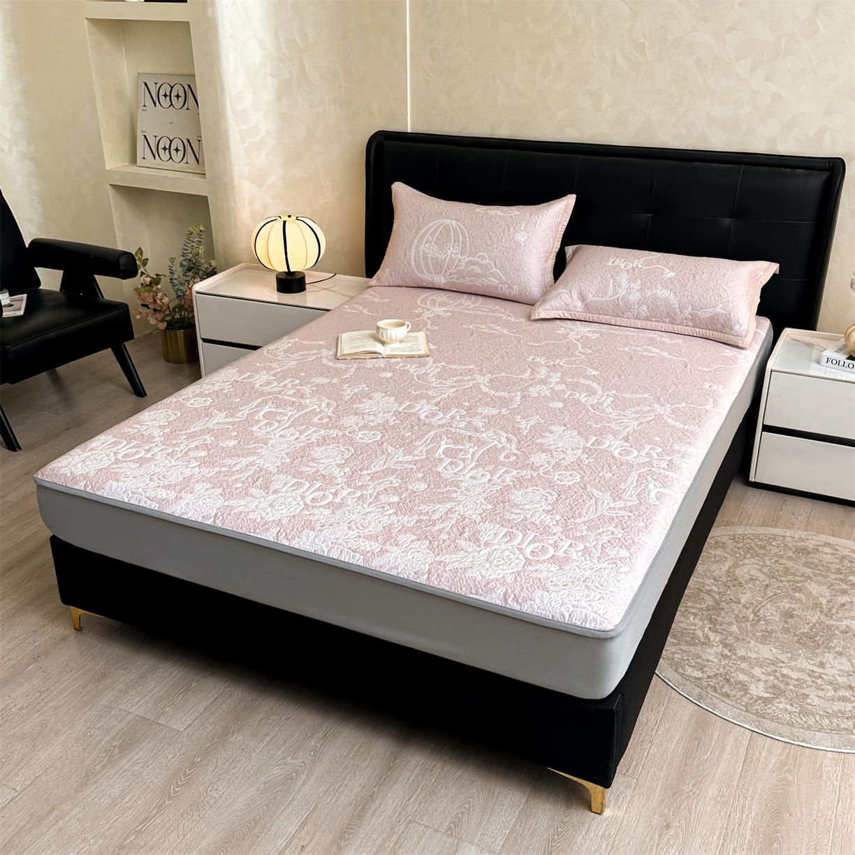 91家纺网 家纺一手货源 找家纺 慕木家纺 2026新品高端复合三明治PE乙纶双面提花610克冰豆豆凉席迪奥风系列（提供买家秀） 床笠款迪奥风-粉