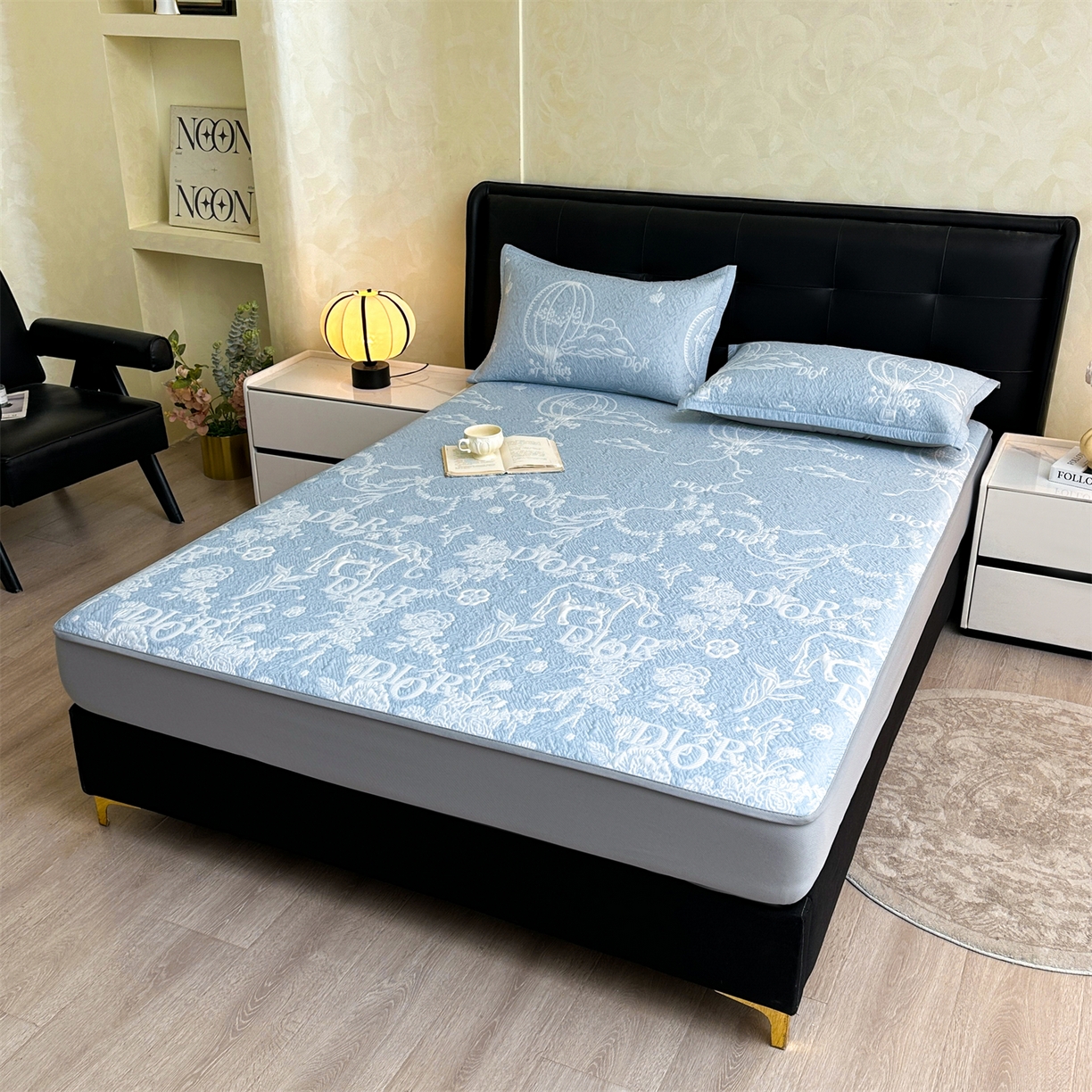 91家纺网 家纺一手货源 找家纺 慕木家纺 2026新品高端复合三明治PE乙纶双面提花610克冰豆豆凉席迪奥风系列（提供买家秀） 床笠款迪奥风-蓝