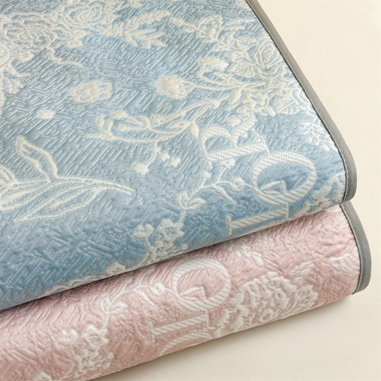 91家纺网 家纺一手货源 找家纺 慕木家纺 2026新品高端复合三明治PE乙纶双面提花610克冰豆豆凉席迪奥风系列（提供买家秀） 床笠款组合