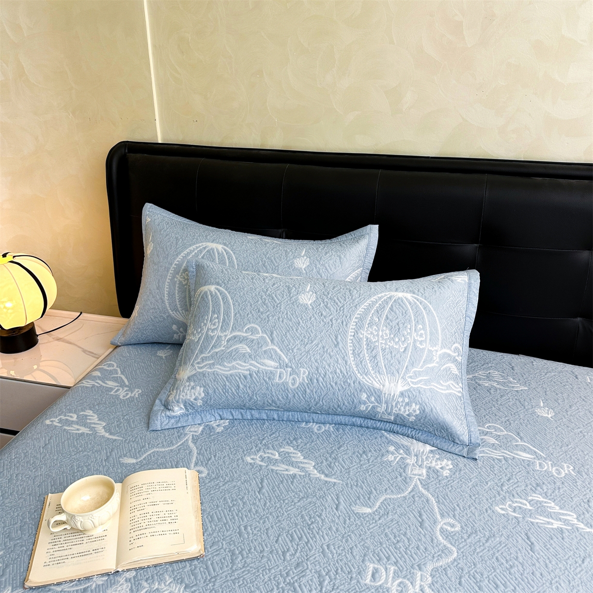 91家纺网 家纺一手货源 找家纺 慕木家纺 2026新品高端复合三明治PE乙纶双面提花610克冰豆豆凉席迪奥风系列（提供买家秀） 床笠款迪奥风-蓝