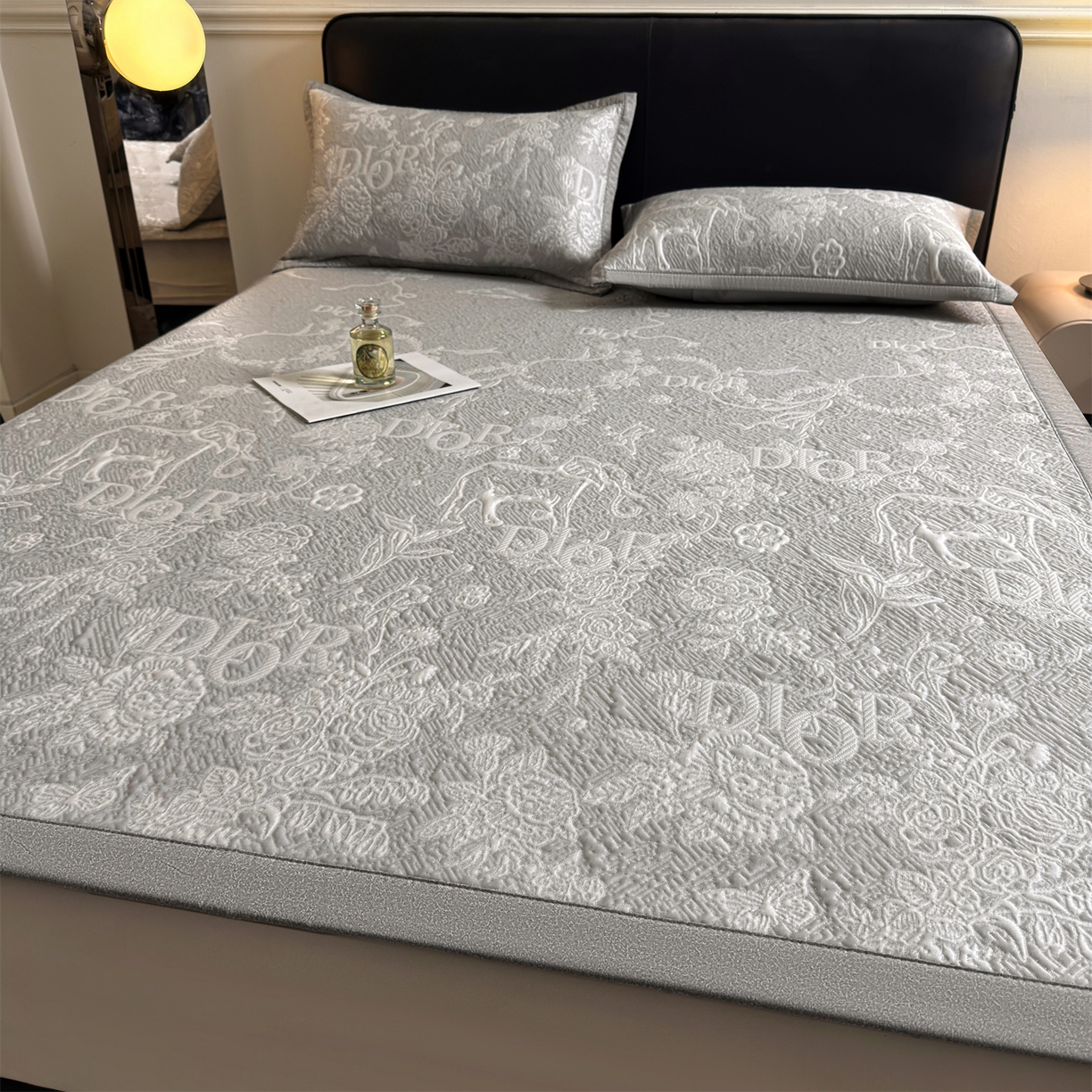 91家纺网 家纺一手货源 找家纺 慕木家纺 2026新品高端复合三明治PE乙纶双面提花610克冰豆豆凉席迪奥风系列（提供买家秀） 床席款迪奥风-灰