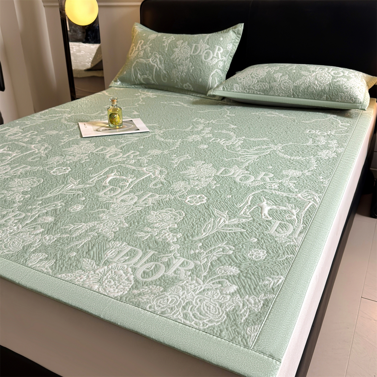 91家纺网 家纺一手货源 找家纺 慕木家纺 2026新品高端复合三明治PE乙纶双面提花610克冰豆豆凉席迪奥风系列（提供买家秀） 床席款迪奥风-绿