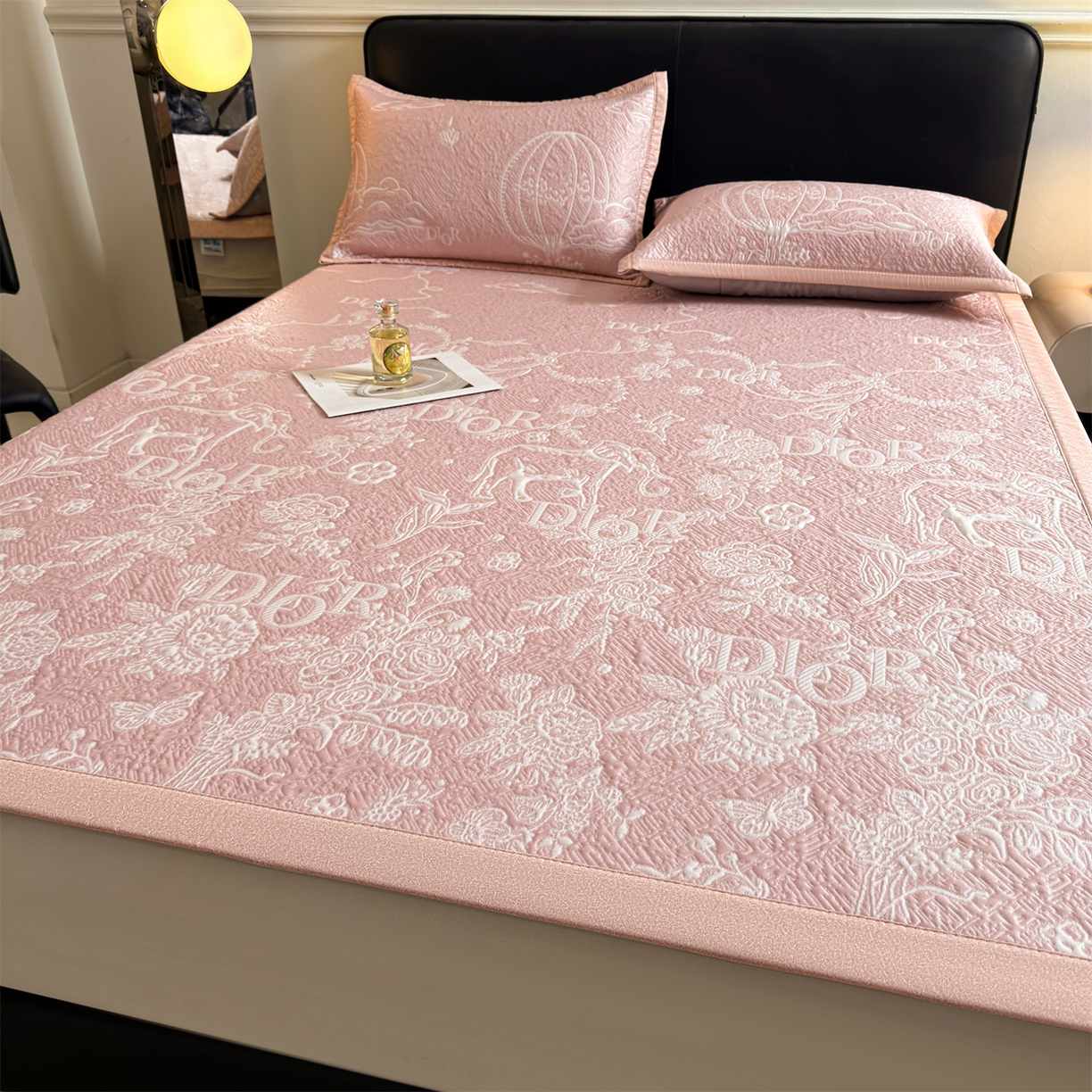 91家纺网 家纺一手货源 找家纺 慕木家纺 2026新品高端复合三明治PE乙纶双面提花610克冰豆豆凉席迪奥风系列（提供买家秀） 床席款迪奥风-粉