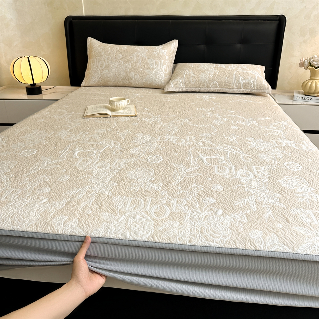 91家纺网 家纺一手货源 找家纺 慕木家纺 2026新品高端复合三明治PE乙纶双面提花610克冰豆豆凉席迪奥风系列（提供买家秀） 床笠款迪奥风-卡其