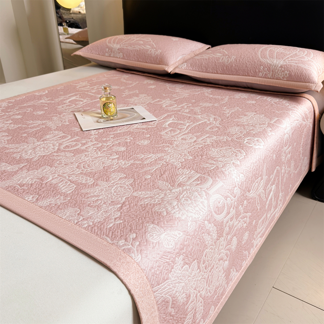 91家纺网 家纺一手货源 找家纺 慕木家纺 2026新品高端复合三明治PE乙纶双面提花610克冰豆豆凉席迪奥风系列（提供买家秀） 床席款迪奥风-粉