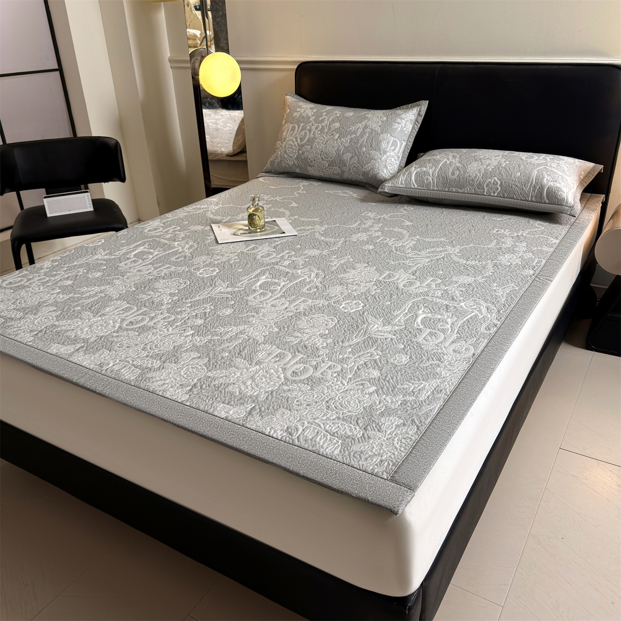 91家纺网 家纺一手货源 找家纺 慕木家纺 2026新品高端复合三明治PE乙纶双面提花610克冰豆豆凉席迪奥风系列（提供买家秀） 床席款迪奥风-灰