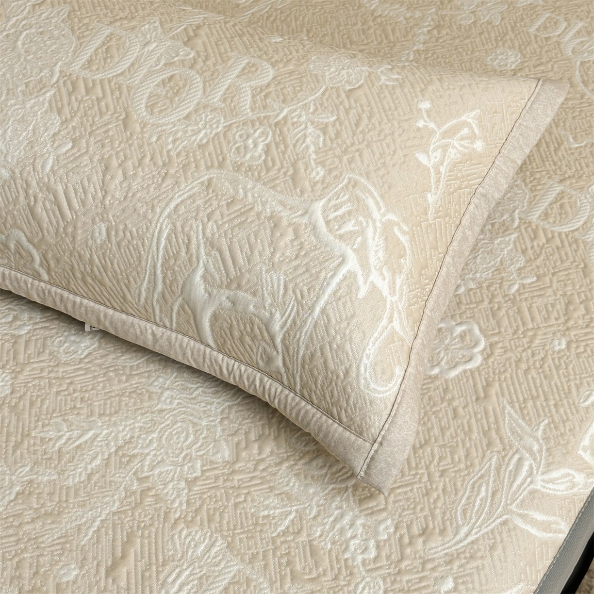 91家纺网 家纺一手货源 找家纺 慕木家纺 2026新品高端复合三明治PE乙纶双面提花610克冰豆豆凉席迪奥风系列（提供买家秀） 床笠款迪奥风-卡其