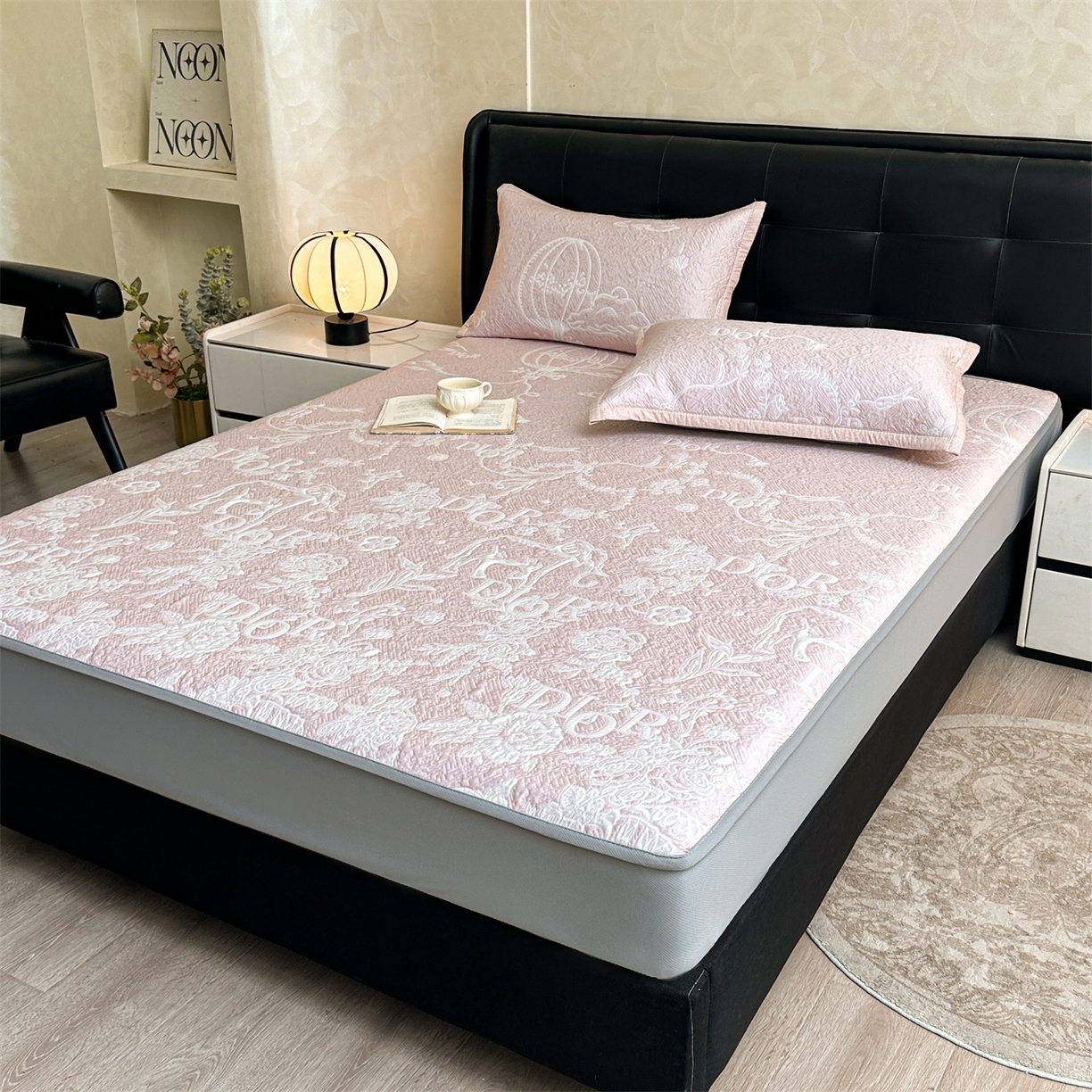 91家纺网 家纺一手货源 找家纺 慕木家纺 2026新品高端复合三明治PE乙纶双面提花610克冰豆豆凉席迪奥风系列（提供买家秀） 床笠款迪奥风-粉