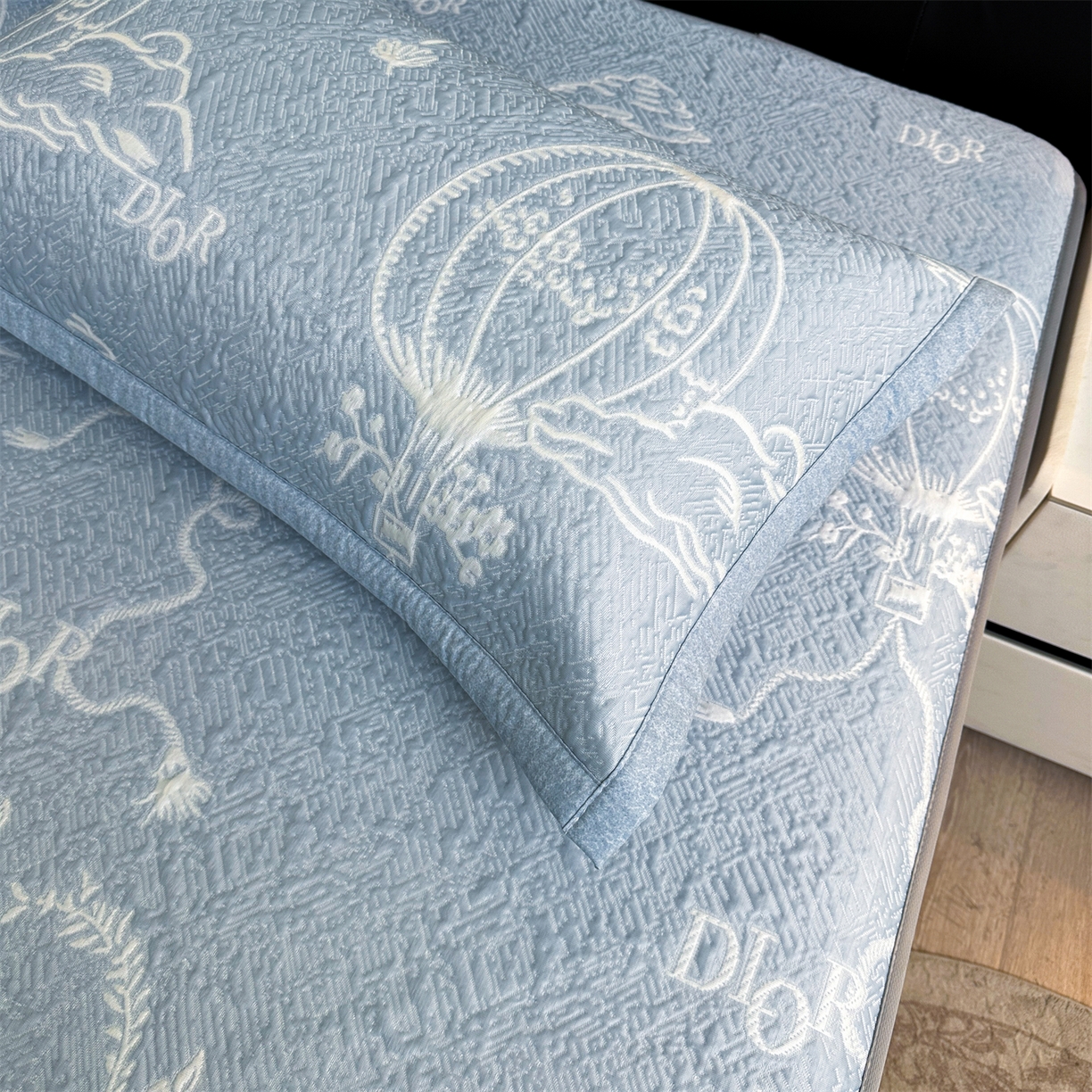 91家纺网 家纺一手货源 找家纺 慕木家纺 2026新品高端复合三明治PE乙纶双面提花610克冰豆豆凉席迪奥风系列（提供买家秀） 床笠款迪奥风-蓝