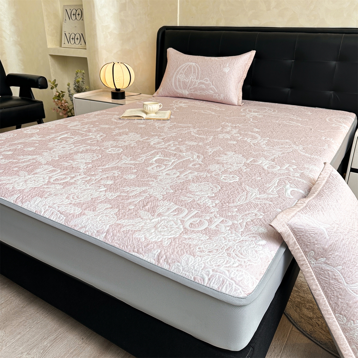 91家纺网 家纺一手货源 找家纺 慕木家纺 2026新品高端复合三明治PE乙纶双面提花610克冰豆豆凉席迪奥风系列（提供买家秀） 床笠款迪奥风-粉