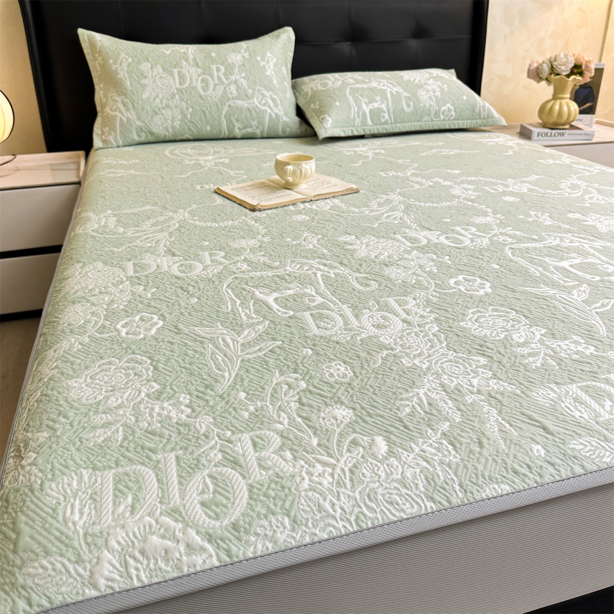 91家纺网 家纺一手货源 找家纺 慕木家纺 2026新品高端复合三明治PE乙纶双面提花610克冰豆豆凉席迪奥风系列（提供买家秀） 床笠款迪奥风-绿