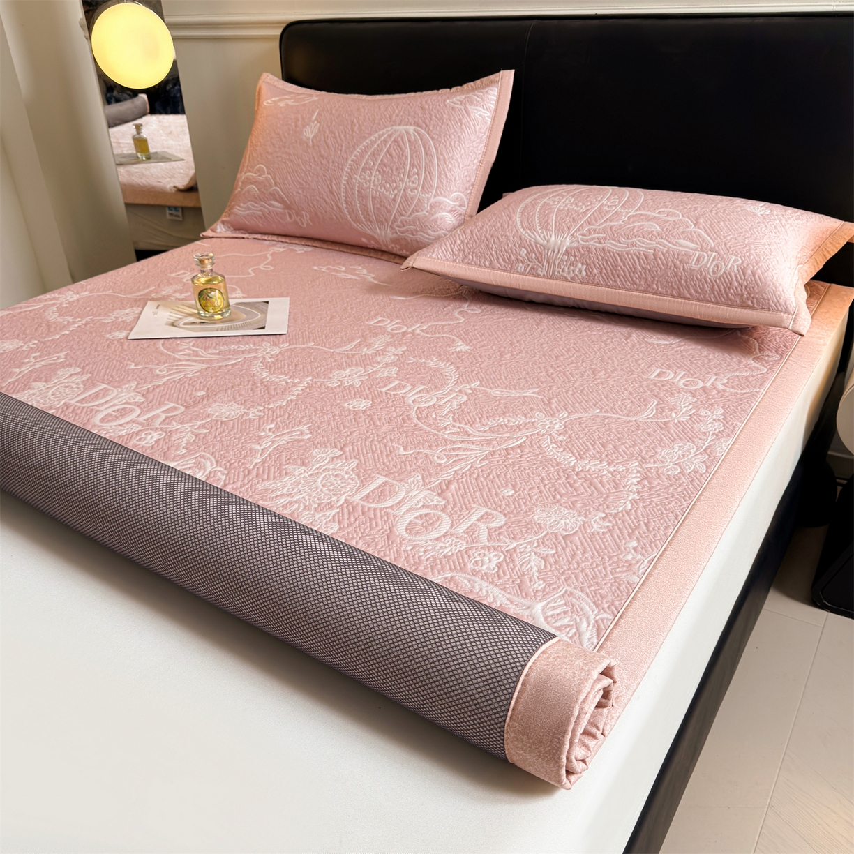 91家纺网 家纺一手货源 找家纺 慕木家纺 2026新品高端复合三明治PE乙纶双面提花610克冰豆豆凉席迪奥风系列（提供买家秀） 床席款迪奥风-粉