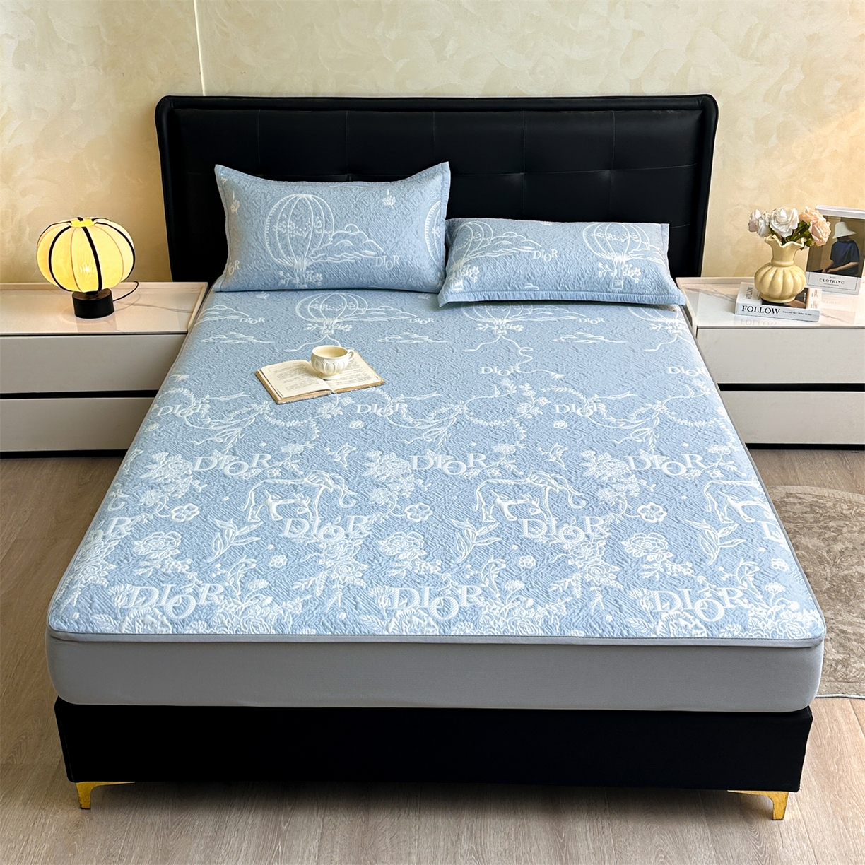 91家纺网 家纺一手货源 找家纺 慕木家纺 2026新品高端复合三明治PE乙纶双面提花610克冰豆豆凉席迪奥风系列（提供买家秀） 床笠款迪奥风-蓝