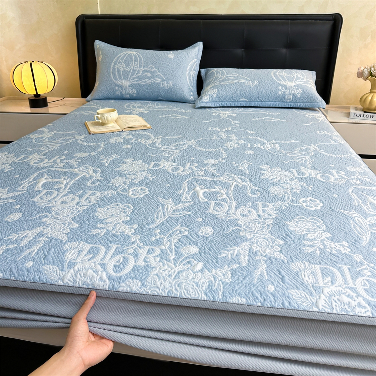 91家纺网 家纺一手货源 找家纺 慕木家纺 2026新品高端复合三明治PE乙纶双面提花610克冰豆豆凉席迪奥风系列（提供买家秀） 床笠款迪奥风-蓝