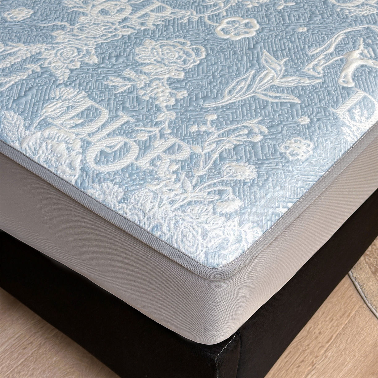 91家纺网 家纺一手货源 找家纺 慕木家纺 2026新品高端复合三明治PE乙纶双面提花610克冰豆豆凉席迪奥风系列（提供买家秀） 床笠款迪奥风-蓝