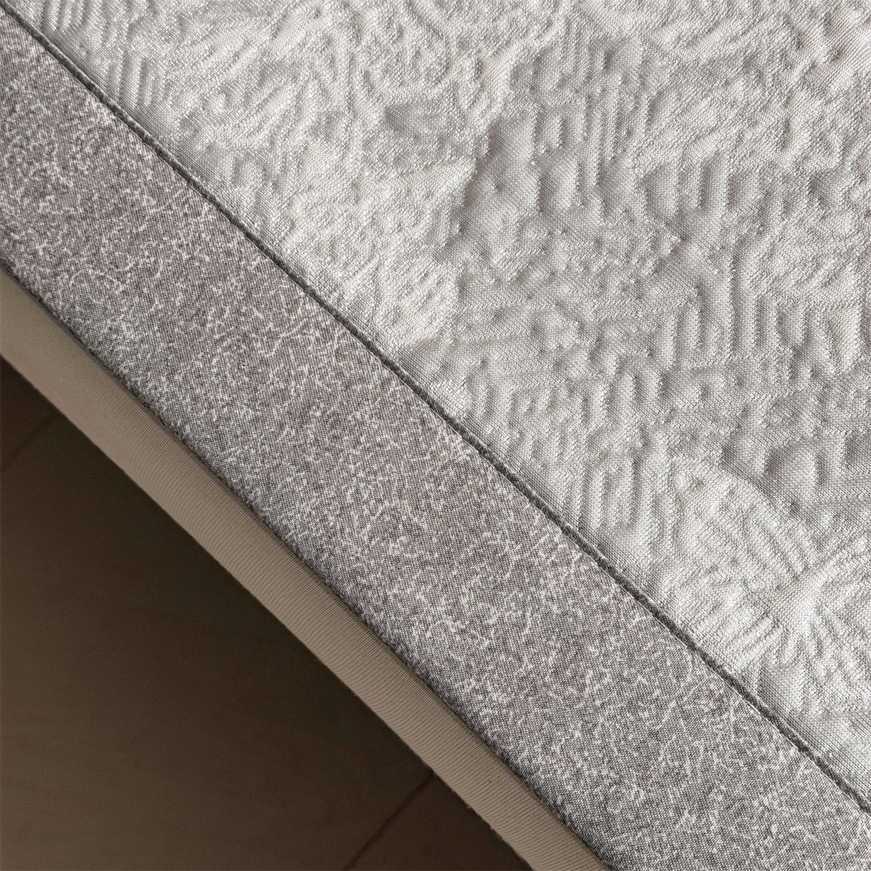 91家纺网 家纺一手货源 找家纺 慕木家纺 2026新品高端复合三明治PE乙纶双面提花610克冰豆豆凉席迪奥风系列（提供买家秀） 床席款迪奥风-灰