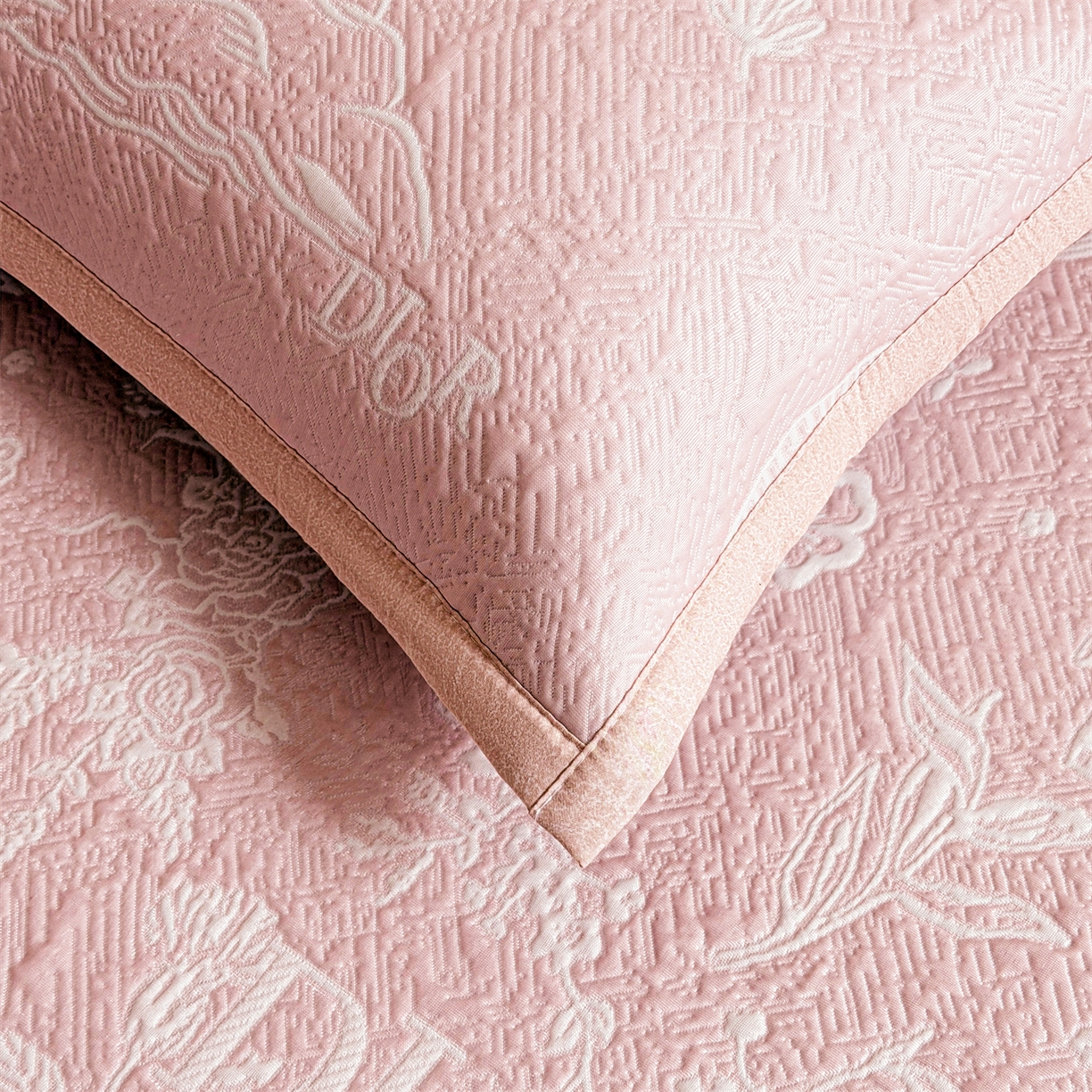 91家纺网 家纺一手货源 找家纺 慕木家纺 2026新品高端复合三明治PE乙纶双面提花610克冰豆豆凉席迪奥风系列（提供买家秀） 床席款迪奥风-粉