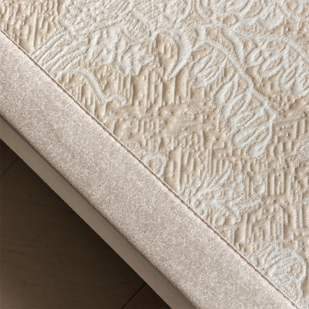 91家纺网 家纺一手货源 找家纺 慕木家纺 2026新品高端复合三明治PE乙纶双面提花610克冰豆豆凉席迪奥风系列（提供买家秀） 床席款迪奥风-卡其