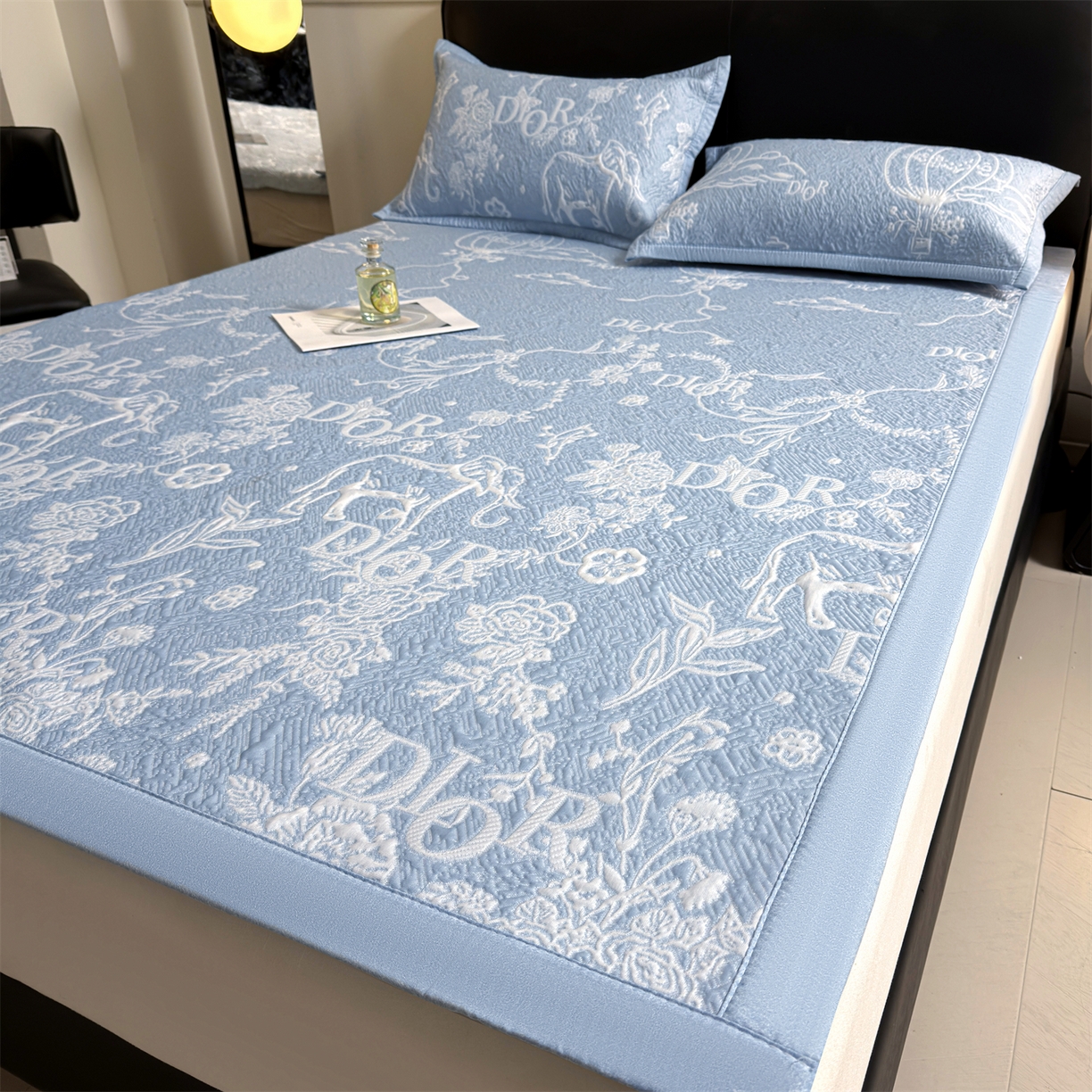 91家纺网 家纺一手货源 找家纺 慕木家纺 2026新品高端复合三明治PE乙纶双面提花610克冰豆豆凉席迪奥风系列（提供买家秀） 床席款迪奥风-蓝