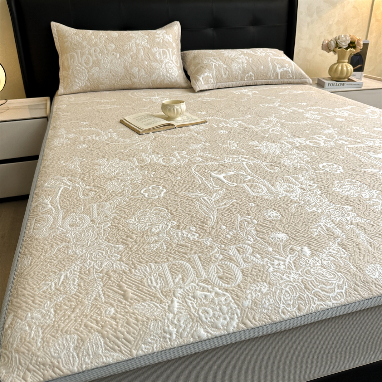 91家纺网 家纺一手货源 找家纺 慕木家纺 2026新品高端复合三明治PE乙纶双面提花610克冰豆豆凉席迪奥风系列（提供买家秀） 床笠款迪奥风-卡其