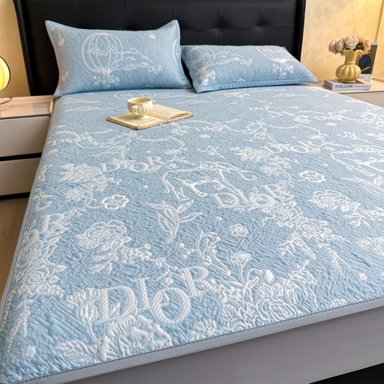 91家纺网 家纺一手货源 找家纺 慕木家纺 2026新品高端复合三明治PE乙纶双面提花610克冰豆豆凉席迪奥风系列（提供买家秀） 床笠款迪奥风-蓝