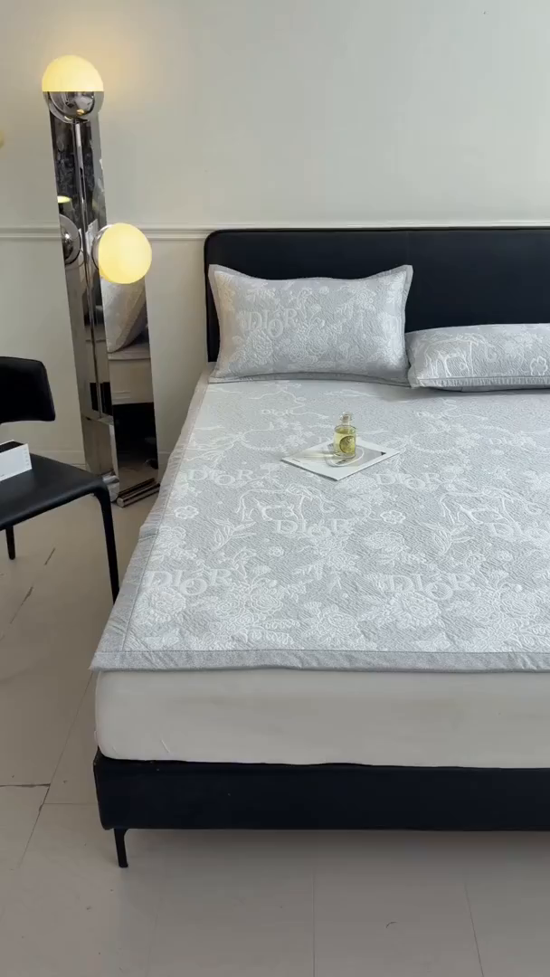 91家纺网 家纺一手货源 找家纺 慕木家纺 2026新品高端复合三明治PE乙纶双面提花610克冰豆豆凉席迪奥风系列（提供买家秀） 床席款迪奥风-灰