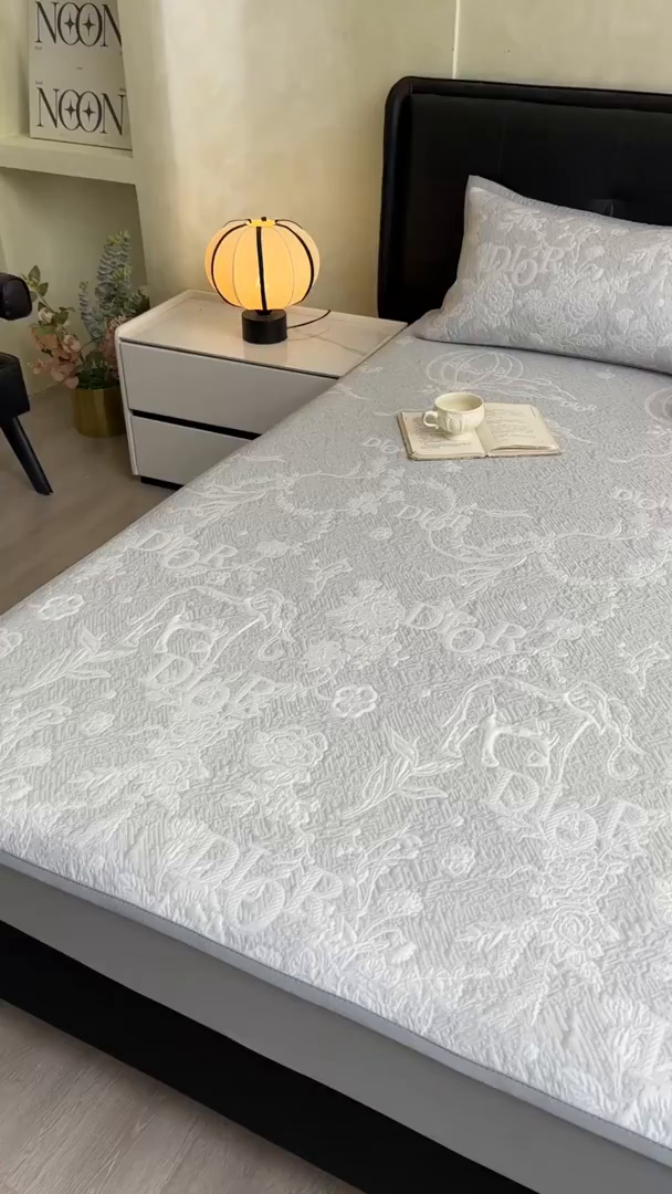 91家纺网 家纺一手货源 找家纺 慕木家纺 2026新品高端复合三明治PE乙纶双面提花610克冰豆豆凉席迪奥风系列（提供买家秀） 床笠款迪奥风-灰